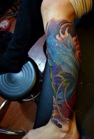 Стильная и красивая татуировка теленка кальмара