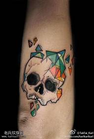 Personalità delle gambe, disegno colorato del tatuaggio del cranio