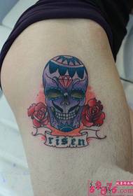 Foto di tatuaggi floreali creativi sulla coscia
