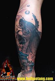 Patrón de tatuaxe de calamar domina da perna negra