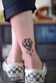 Татуировка с бриллиантом на ноге