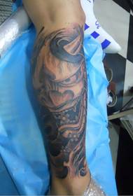 Personaggio alla moda in bianco e nero come il tatuaggio