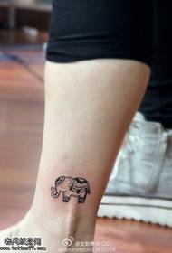 Modello di tatuaggio piccolo elefante fresco alla caviglia