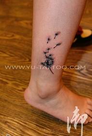 Corak tatu dandelion kaki