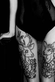 Uma imagem de padrão de tatuagem de antílope de perna feminina