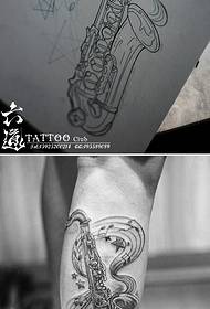 Patrón de tatuaje de nota de saxofón de pierna