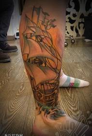 Motivo tatuaggio vela personalità gamba