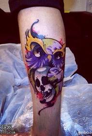 Illustrazione del tatuaggio del gufo del cranio di colore della gamba
