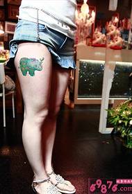 Дівчата влітку освіжаючі фотографії татуювання зеленого слона