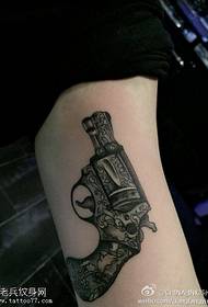 Déan phatrún tattoo liath liath piostail