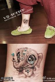 Ang nakakatawang pattern ng tattoo na elepante