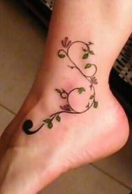 Gražus ir gražus žalių gėlių vynuogių tatuiruotės paveikslėlis
