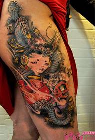 Drago prepotente e Geisha Immagine alternativa del tatuaggio della gamba