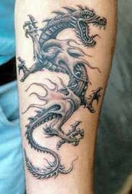 un tatuaje de dragón moi fermoso no becerro