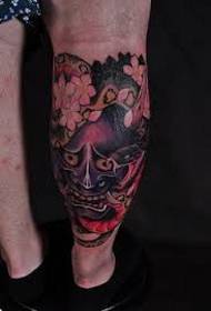 Tattoo зебои гулҳои prajna дар пои