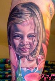 Nettes Tätowierungsbild des kleinen Mädchens auf dem Bein