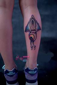 Immagine creativa del tatuaggio del gambo dell'occhio del triangolo