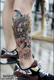 Immagine di tatuatu di cavallu di culore di gamba fornitu da una barra di stampa di tatuaggi