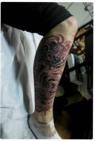 Tatuagem individual de perna de flor pequena carpa