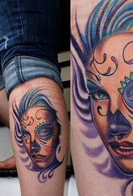 Belle immagini di modelli di tatuaggi non morti europei e americani delle gambe delle ragazze