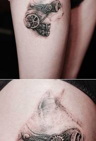 Asmenybės „steampunk“ vėjo šlaunų tatuiruotės nuotrauka