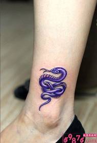 송아지 귀여운 작은 뱀 문신 패턴 사진