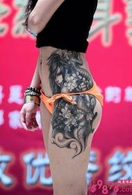 섹시한 아름다운 다리 복고풍 캐릭터 문신 사진