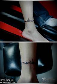 Patrón de tatuaje de pie negro fresco