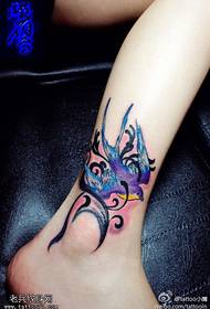 Татуировка ласточка цвета ног