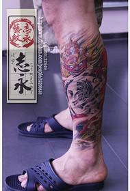 Kruro akvarelo superreganta ĉinan tradician kranian tatuan ŝablonon