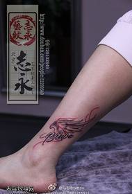 Modello di tatuaggio floreale inglese di ali di gamba