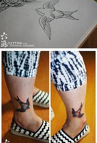 Mali svježi uljni slikarstvo uzorak tetovaže oko gležnja