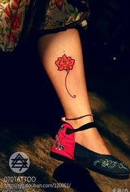 Klein rood rood vanille tattoo-patroon op de benen
