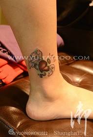Gambe femminili colorate amore angelo tatuaggio modello
