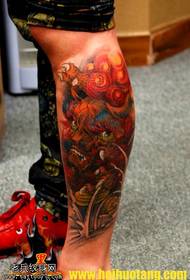 Sarkani sarkana lauva tetovējuma raksts uz kājām
