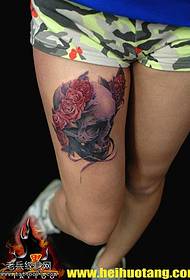 Tatuering mönster för ben kvinna glamorös blomma skalle