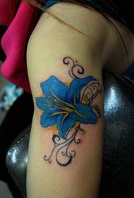 Meisjes 'skonken prachtich lily tatoetmuster om te genietsjen fan' e ôfbylding