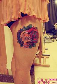 玫瑰骷髅大腿纹身图片
