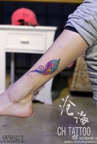 Kojų spalvos povo plunksnos tatuiruotės paveikslėlis