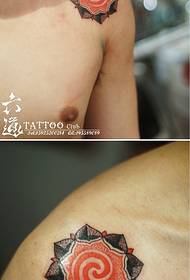 Na ramenu crvenkasto smeđa nit ubodna ispraznost tetovaža uzorak