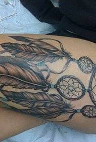 Imagen tribal del tatuaje de la mano del cazador de sueños retro