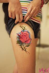 Šlaunies rožinės rožės tatuiruotės paveikslėlis