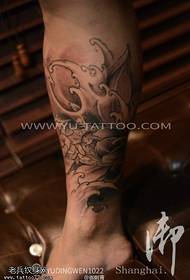 Нога черно-серый узор татуировки лотоса