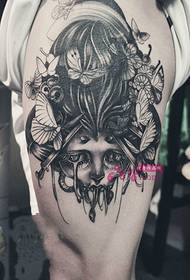 Foto di tatuaggi a forma di coscia di geisha strappata