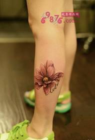 Pequena foto de tatuaxe de becerro de flores frescas