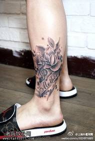 Patron de tatouage lettre fleur rose