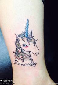 Naqshadaha midabka lugta leh ee sawir gacmeedka unicorn tattoo