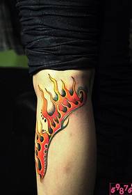 Foto di modello tatuaggio fiamma rossa