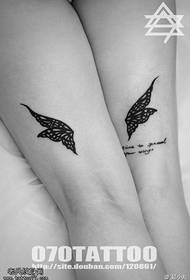 Motivo a tatuaggio semplice piccola farfalla sulle gambe
