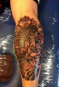Прекрасна тетоважа лигње на телету